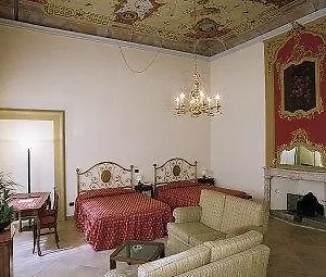 Hotel La Luna, Lukka